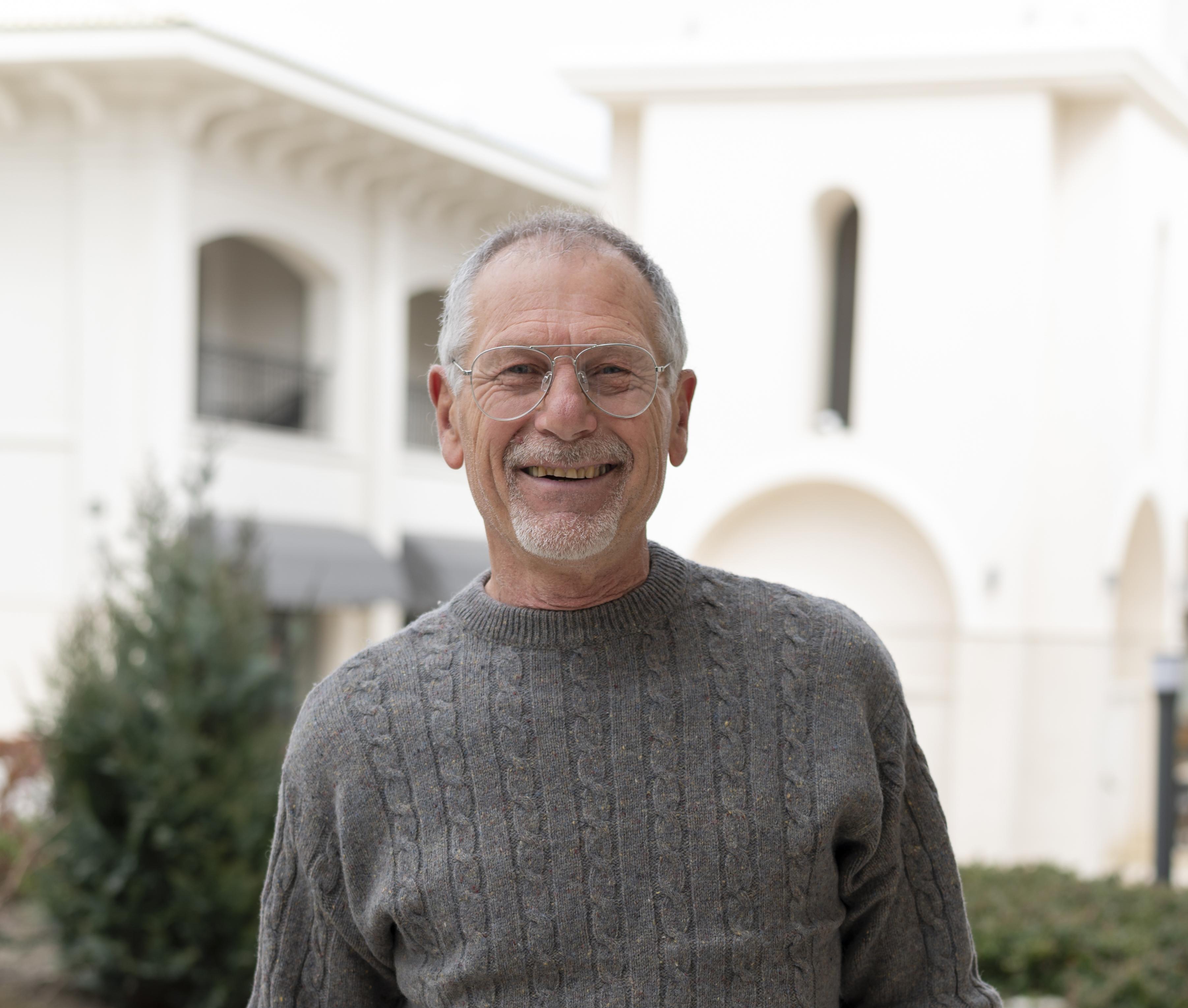 files/modern-elderly-man-outdoors_450e1bb0-5765-4136-afd6-9bf837735937.jpg